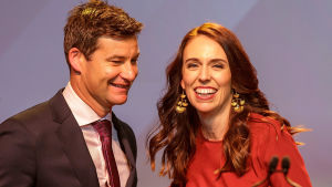 Premiärminister Ardern firade segern tillsammans med sin partner Clarke Gayford. Premiärminister Ardern firade segern tillsammans med sin partner Clarke Gayford.