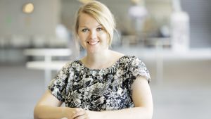 Centerns Katri Kulmuni tvivlar på att pengarna räcker till att göra andra stadiets utbildning gratis redan under nästa regeringsperiod. Katri Kulmuni i ljust hår i tröja med svartvit-blommigt tryck.