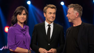 Petra Mede, Fredrik Skavlan och Mikael Persbrandt står bredvid varandra med roliga miner. 