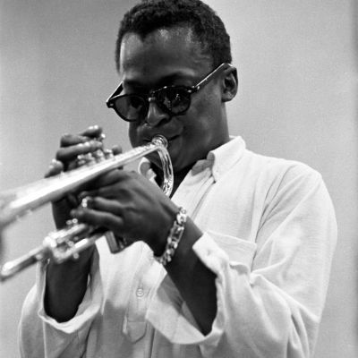 Miles Davis soittaa trumpettia.