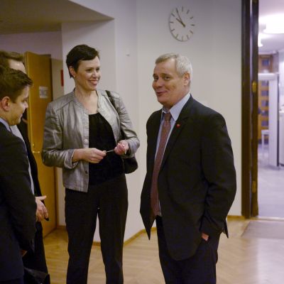 SDP:s ordförande Antti Rinne och riksdagsledamot Maarit Feldt-Ranta vid riksdagens julkaffe den 18 december 2015.