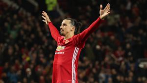 Zlatan Ibrahimovic i Manchester United-tröjan. Zlatan Ibrahimovic tar emot publikens hyllningar på Old Trafford.