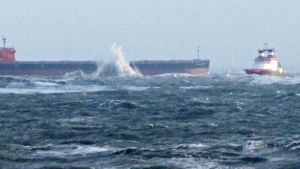 Fartygen "Glory Amsterdam" gick på grund i Nordsjön och det varnas för risk för oljeläckage. Fartyget "Glory Amsterdam" på stormigt vatten.