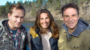 Mitt i naturen är ett av de SVT-program som många tittare efterlyst. Programledarna i Mitt i naturen framför en insjö.