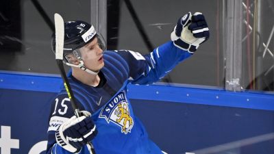 Anton Lundell jublar efter ett mål.