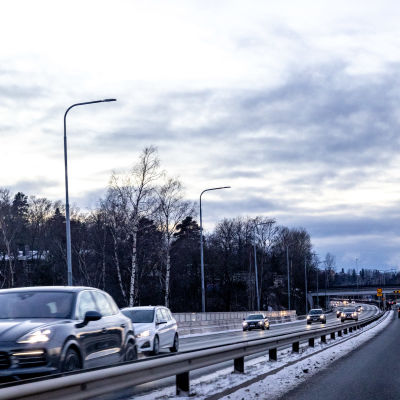 Bilar kör på motorväg vintertid