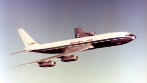 Boeing 707 oli puolestaan ensimmäinen, laajaan köyttöön tullut suihkumatkustajakone. Se teki ensilentonsa joulukuun 20. päivänä 1957. Boeing 707.