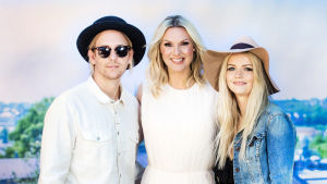 Smith & Thell tillsammans med programledare Sanna Nielsen.