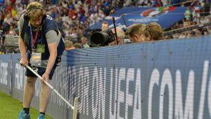 Gammayökkösiä harjattiin pois mainostauluilta gammayökkösiä harjataan pois stadionilta