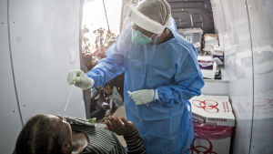 Coronatestandet är på alltför låg nivå över hela Afrika, klagar WHO Sjukskötare i Johannesburg i Sydafrika utför provtagning för coronavirus.