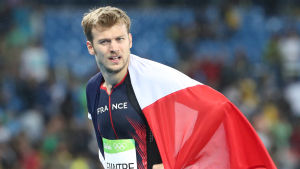 Franska Christophe Lemaitre är mannen att slå i Åbo. Sprinterstjärnan Christophe Lemaitre med en fransk flagga runt sig.