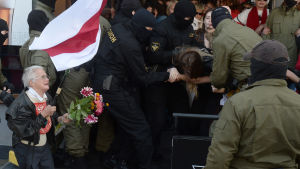 Belarusiska poliser griper kvinnor som deltar i en fredlig demonstration i Minsk 19.9.2020 Belarusiska poliser griper kvinnor som deltar i en fredlig demonstration i Minsk 19.9.2020