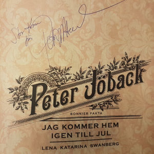 Enda platsen där Jöbacks julbok fanns var i Karleby bibliotek. Det kan bli en positiv överraskning för den som lånar den följande gång. Peter Jöbacks autograf i hans Julbok
