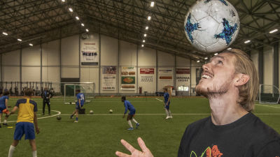 Fredrik Jensen balanserar en boll på huvudet.