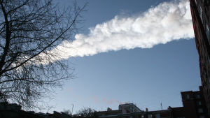 Rökpelare ovanför den ryska staden Tjeljabinsk när en asteroid slog ner 2013. Asteroidnedslag i Tjeljabinsk, Ryssland 2013.