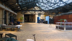 Konstuniversitetets teaterhögskola övergår till distansundervisning i vår trots att det inte passar särskilt bra för ämnet. Bilden är från år 2010. Entréhallen till Teaterhögskolan i Helsingfors står tom.