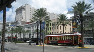 New Orleans med palmer, spårvagnar och en unik musikhistoria. Spårvagn på Canal Street i New Orleans