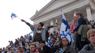 Finska ischockeyfans framför domkyrkan i Helsingfors.