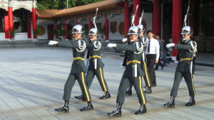Taiwans armé är disciplinerad och välutrustad. Den skulle ändå inte ha en chans att klara sig ifall Kina anföll. Fem taiwanesiska soldater marscherar.
