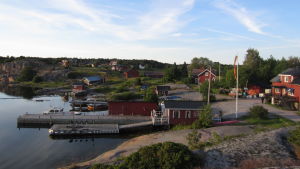 Nötö finns i Nagu södra skärgård. Utan helikopter hade resan till Åbo tagit flera timmar i anspråk. skärgårdsby en sommardag