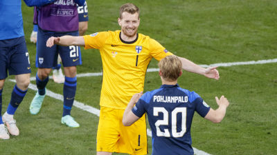 Lukas Hradecky omfamnar Joel Pohjanpalo.
