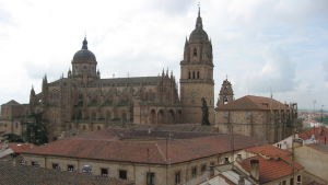 Salamancan kaksoiskatedraali kaupungin kattojen yläpuolella.