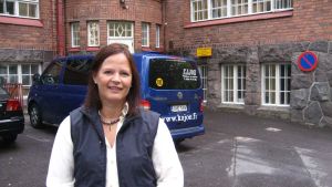 Carita Glasgow vid Topeliusskolan i Helsingfors anser att alla barn, även de våldsamma, har rätt till skolgång. Rektror Carita Glagow vid Zaccan