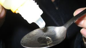 Barn får ofta D-vitamin i droppform. Tillskott av D-vitamin ges till barn i form av droppar. Bild: YLE/Ingela West
