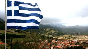 Kreikan lippu liehuu kylän yllä