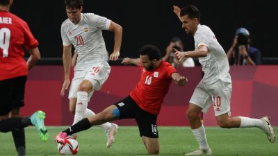Karim Eraky kämpar om bollen med Juan Miranda.