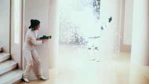 Prinsessan Leia (Carrie Fisher) skjuter mot en stormtrooper-soldat i The Empire Strikes Back från 1980. Leia skjuter mot en stormtrooper-soldat i filmen Empire Strikes Back.