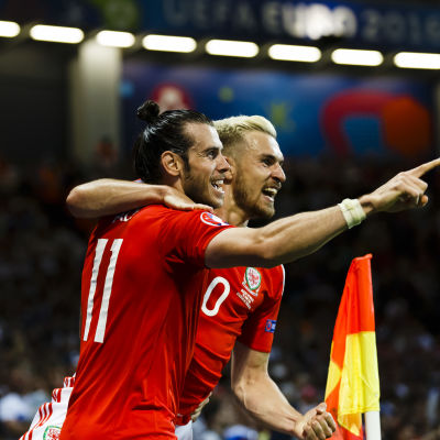 Gareth Bale och Aaron Ramsey firar mål.