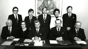SFP:s riksdagsgrupp år 1975. På bilden Håkan Malm, Pär Stenbäck, Christoffer Taxell, Jutta Zilliacus, Kristian Gestrin, Ragnar Granvik, Evald Häggblom, Ingvar S. Melin, Elly Sigfrids, och Henrik Westerlund. Svenska riksdagsgruppen poserar 1975. På bilden finns Kristian Gestrin, Ragnar Granvik, Evald Häggblom, Håkan Malm, Ingvar S. Melin, Elly Sigfrids, Pär Stenbäck, Christoffer Taxell, Henrik Westerlund och Jutta Zilliacus.