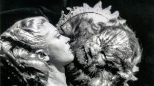 Kino Klassikko: Kaunotar ja hirviö. Kaunotar ja hirivö, Josette Day ja Jean Marais. Kuva Jean Cocteaun samannimisestä elokuvasta (1946).