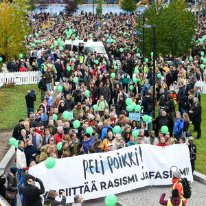 Rasisminvastainen Peli poikki! -mielenosoitus keräsi yli 15 000 ihmistä Helsingin keskustaan syyskuussa 2016. Väkijoukko Peli poikki -mielenosoituksessa syyskuussa 2016.