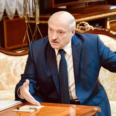 Belarus omtvistade president Aleksandr Lukasjenko sitter självsäkert i soffan.
