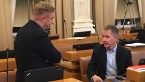 SFP:s Nicke Wulff (till vänster) i samtal med socialdemokraternas Mika Maaskola. Åbo stadsfullmäktige 12 november 2018. Nicke Wulff (SFP) i samtal med Mika Maaskola (SDP).