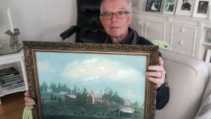 Keijo Pitkänen visar en förstoring på pappa Arvos hemgård i Karelen. Keijo Pitkänen visar en förstoring på pappa Arvos hemgård i Karelen.