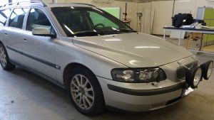Den åtalade mannens bil beslagtogs av polisen i samband med utredningen. En grå Volvo V70.