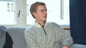 Martin Holmberg är inte intresserad av mera studiehandledning. Abiturienter diskuterar vid Ekenäs gymnasium.