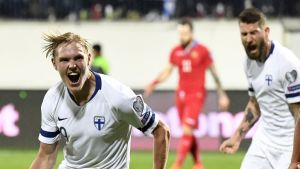 I båda kvalmatcherna mot Armenien har Fredrik Jensen gjort mål. Fredrik Jensen och Joona Toivio vrålar av målglädje.