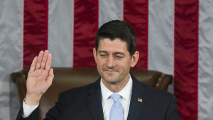 Paul Ryan ses av många republikaner som partiets frälsare. Republikanen Paul Ryan svär eden som ny talman i representanthuset.