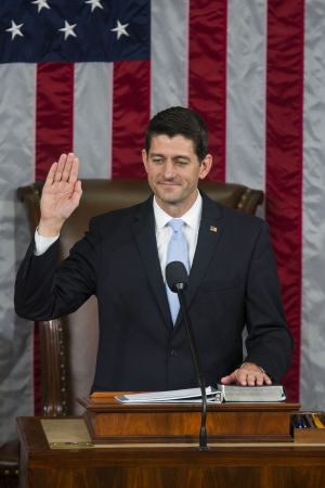 Republikanen Paul Ryan svär eden som ny talman i representanthuset.