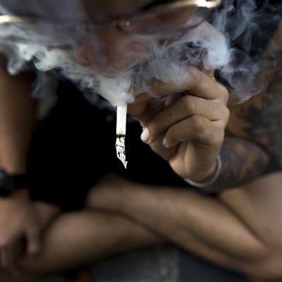 En thailändare röker marihuana i bangkok.