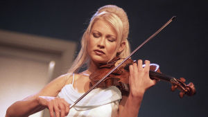 Linda Lampenius soittaa viulua valkoisessa mekossa vuonna 2001