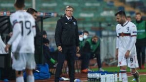 Finlands förbundskapten Markku Kanerva lotsar laget mot Bulgarien. Finlands förbundskapten Markku Kanerva lotsar laget mot Bulgarien.