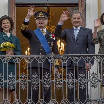 Det svenska kungapartet och det finländska presidentparet vinkar från balkong under ett statsbesök i Helsingfors.