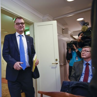 Statsminister Juha Sipilä gör entre vid presskonferens