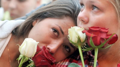 Två flickor med rosor, och tårar i ögonen i Oslo 25.7.2011