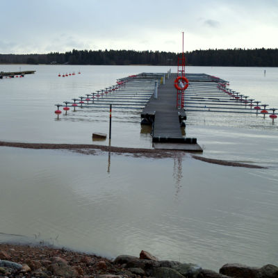 På bilden syns två bryggor vid Skeppsbron i Lovisa. Vattenståndet är högre än vanligt och det går inte att ta sig torrskodd över till bryggan närmast fotografen.